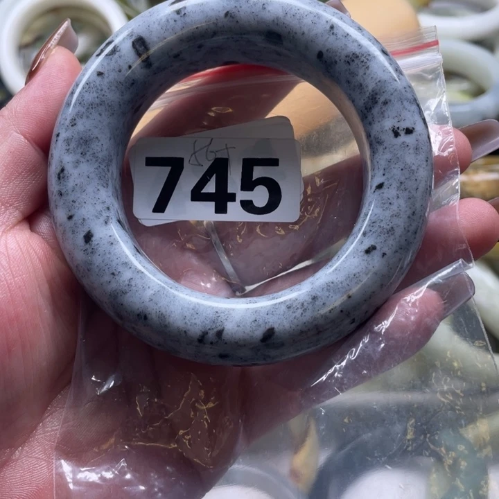 刘***华蛇纹石玉未镶嵌手镯