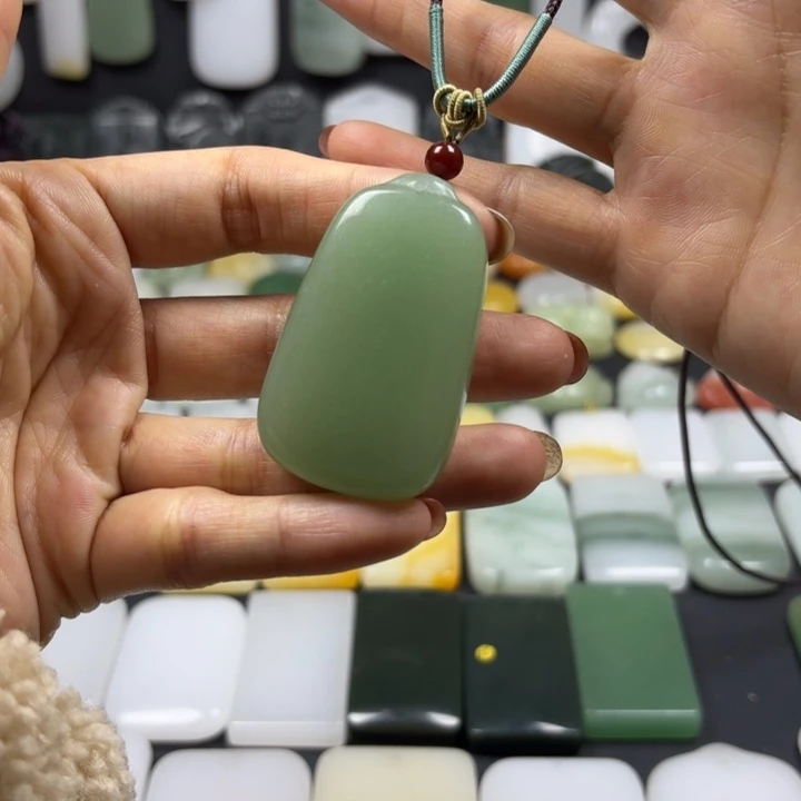 石英质玉（金丝玉）未镶嵌颈饰