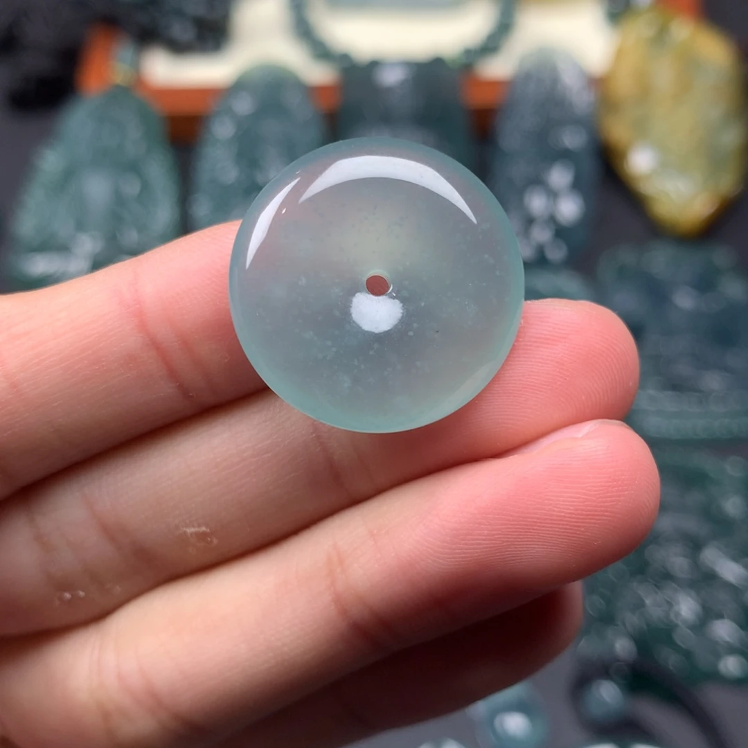 翡翠未镶嵌颈饰平安扣