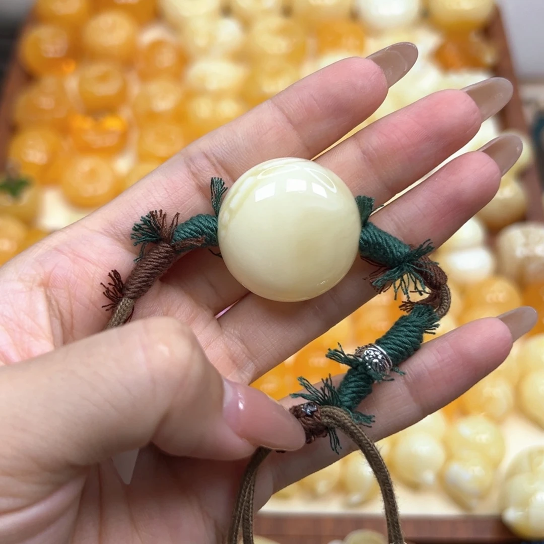 伊***啊琥珀颈饰未镶嵌蜜蜡