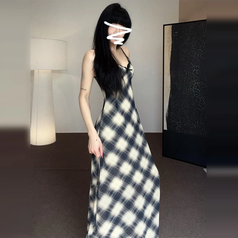 1869法式气质设计感黑色格纹吊带连衣裙女早春修身显瘦露肩长裙