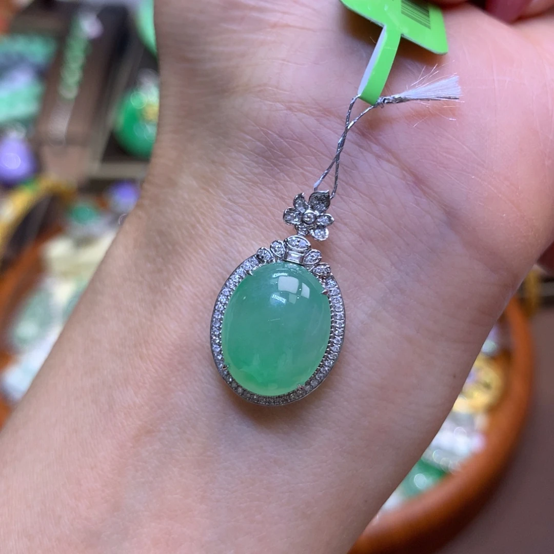 翡翠18K金镶嵌颈饰