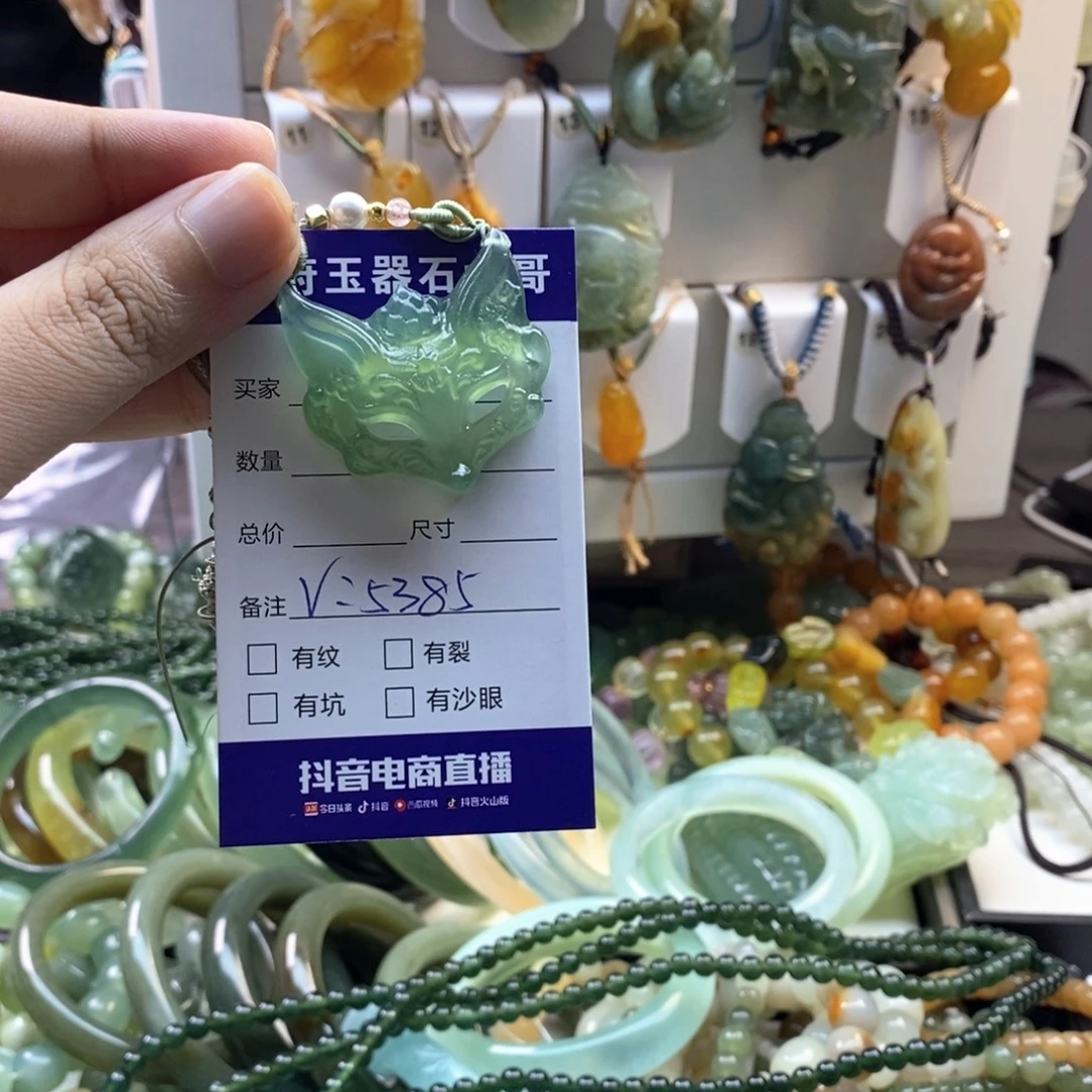 多***勋未镶嵌蛇纹石玉颈饰