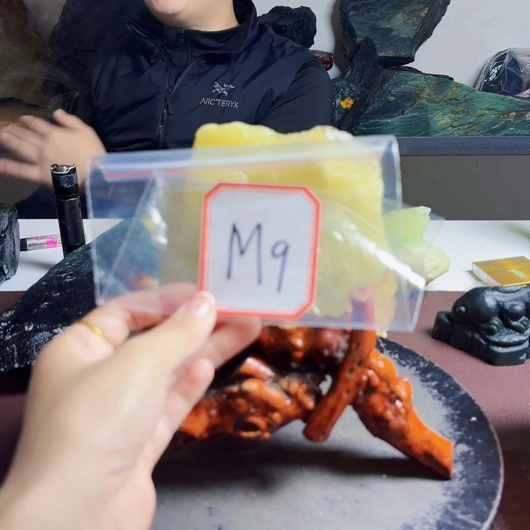 修***在蛇纹石玉未镶嵌珠宝奇石