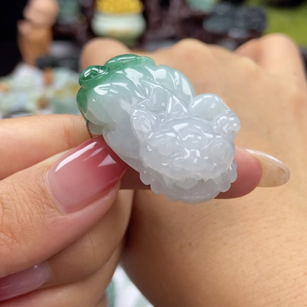 翡翠未镶嵌颈饰含珠貔貅 糯胶飘花