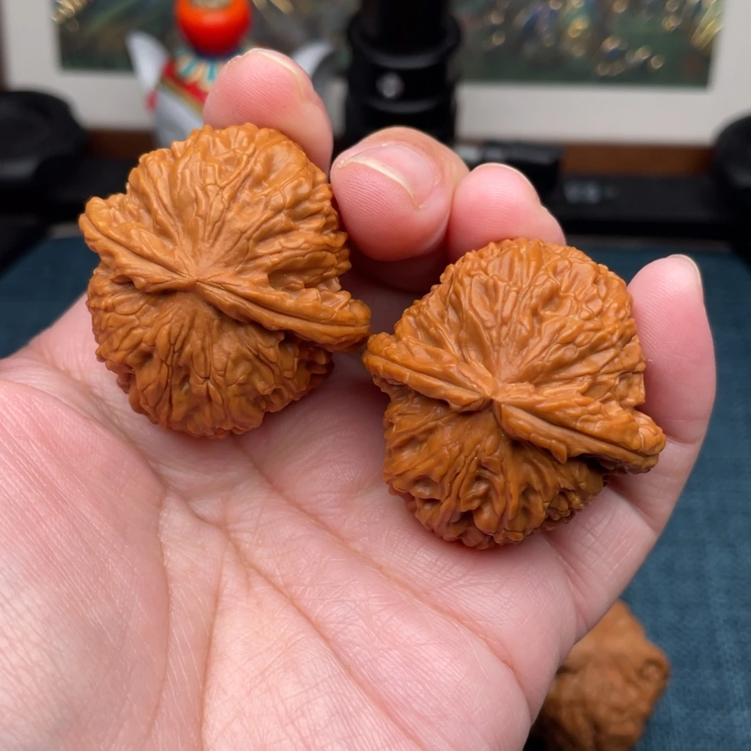 文玩核桃把件全品红皮三角球白40