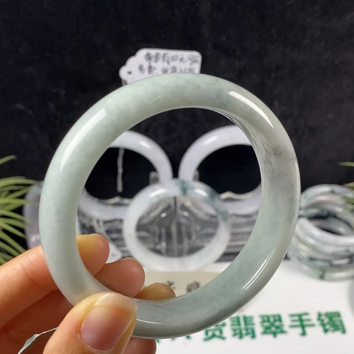 翡翠未镶嵌手镯17号。 59圈