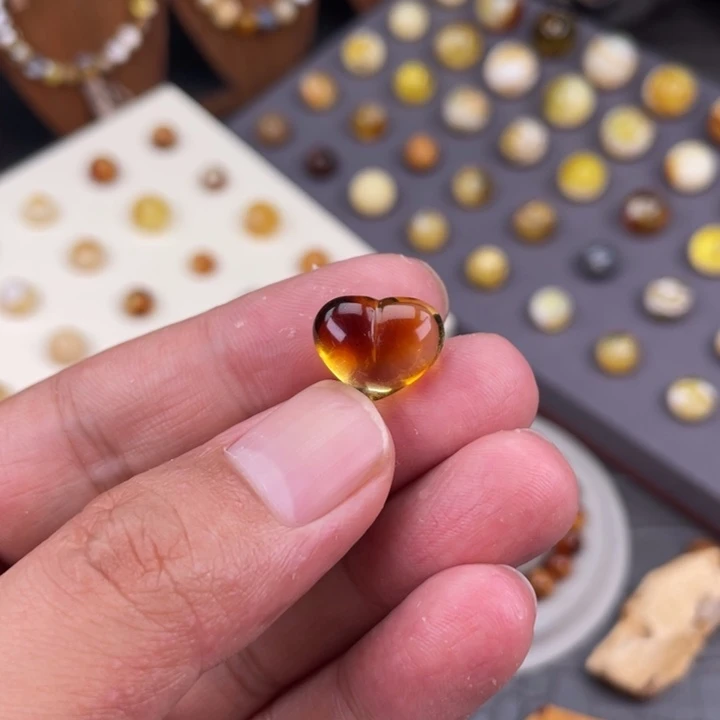 未镶嵌蜜蜡裸石爱心