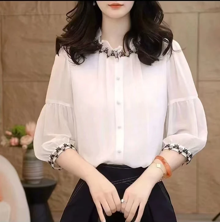 25138蕾丝拼接缎面小衫