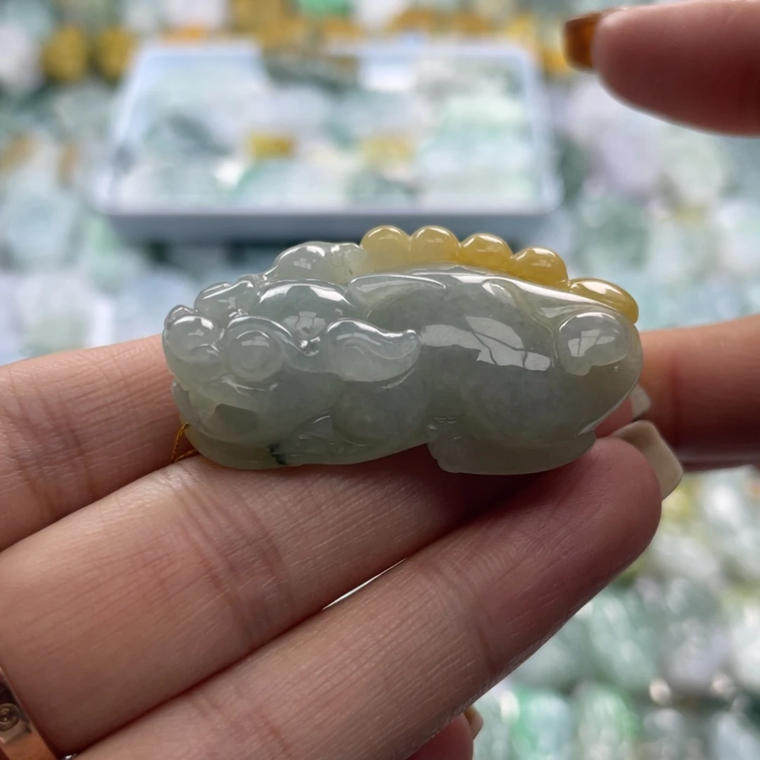 翡翠未镶嵌颈饰貔貅
