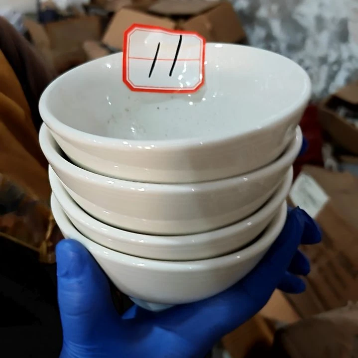 瓷片盘子碗茶壶啥都有