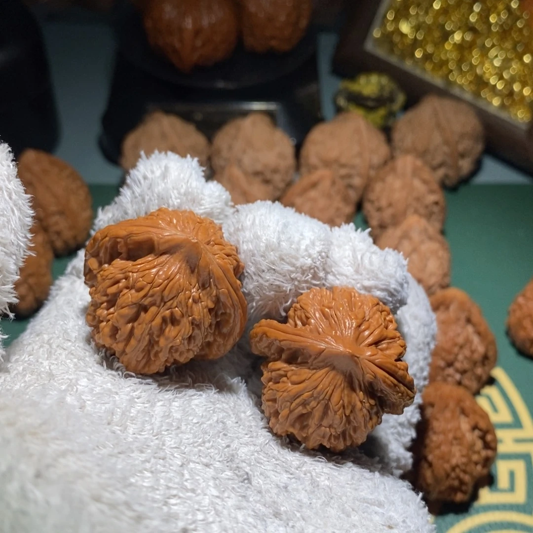 杭****文玩核桃吊坠虎头