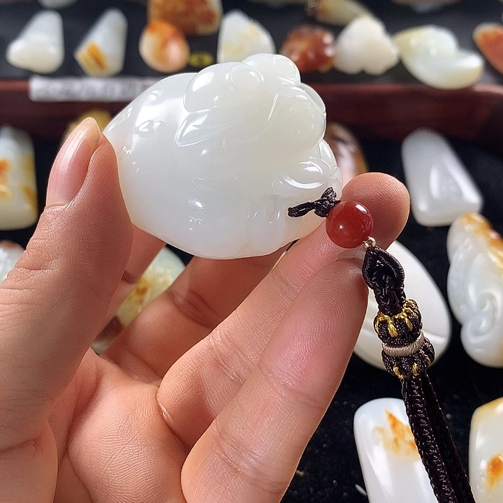 蓝***居颈饰未镶嵌和田玉金蟾