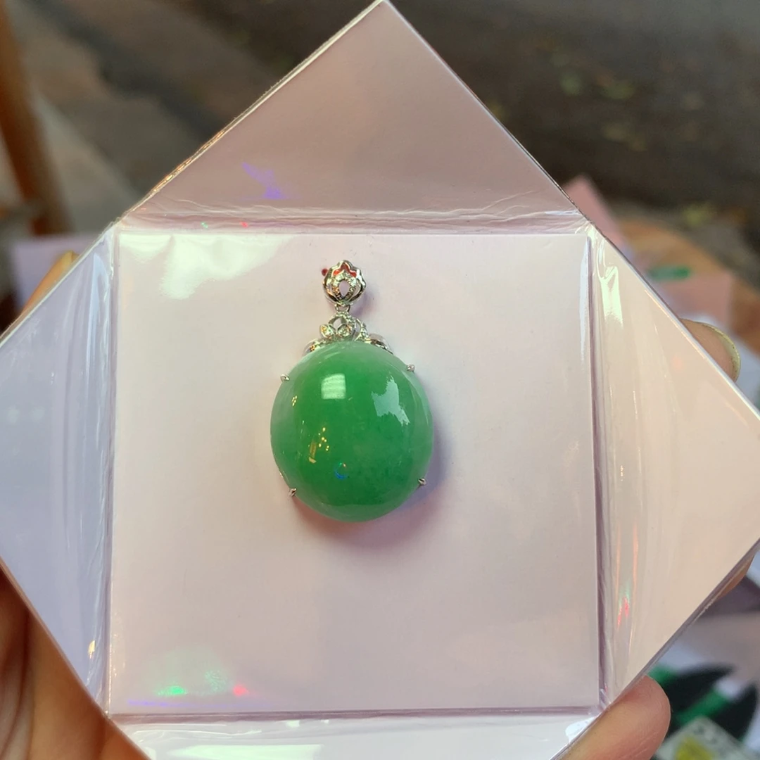 乐***子翡翠18K金镶嵌颈饰蛋面