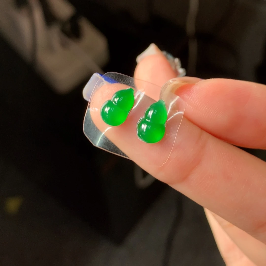 颈饰未镶嵌翡翠葫芦缅料一对 尺寸：9.2/5.7/3.0