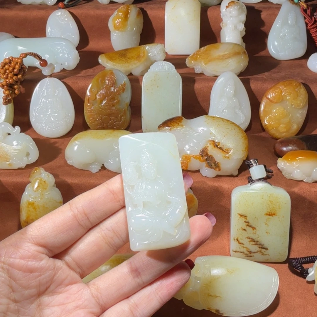 姜***帆和田玉未镶嵌颈饰