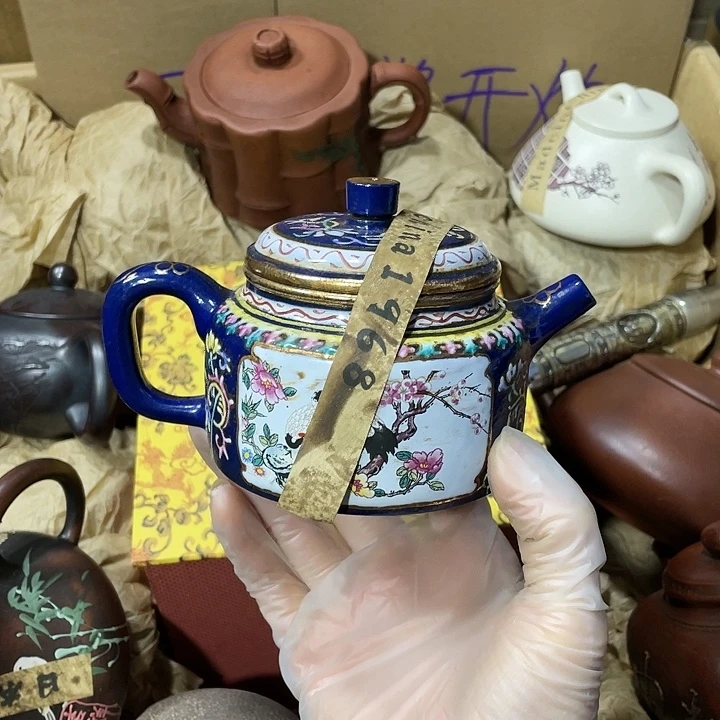 紫砂茶壶原矿泥料，手工制作的一把紫砂壶。