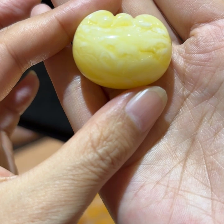 琥珀未镶嵌颈饰蜜蜡