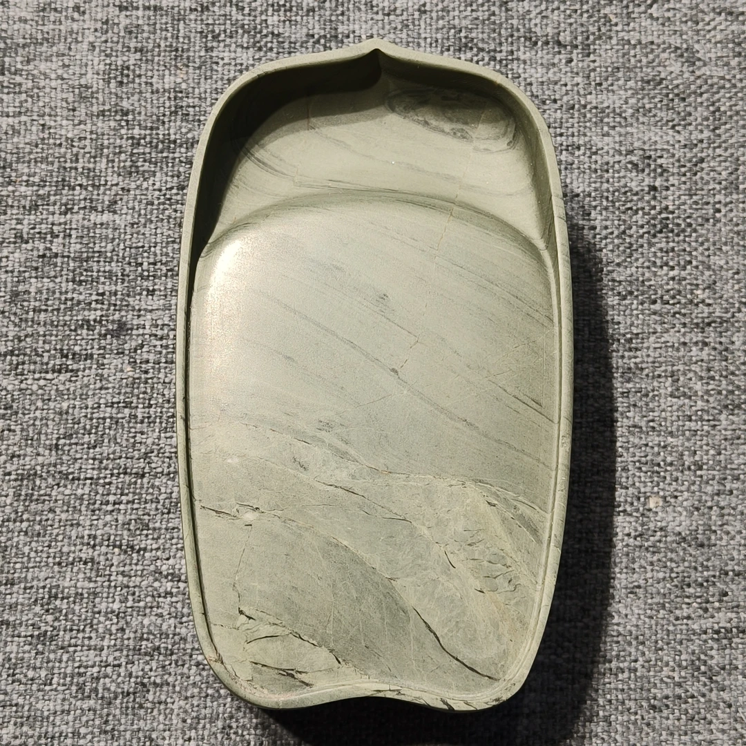 老坑洮砚，喇嘛崖老坑鸭头绿小莲瓣砚，尺寸10.2*6.1*2.4厘米