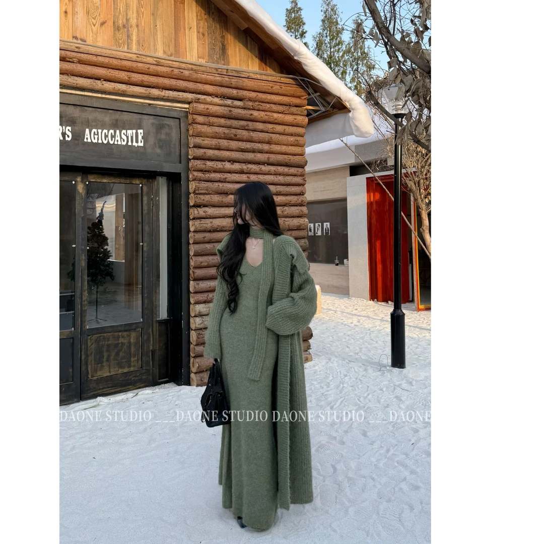 DAONE【慵懒气质感】冬季披风套装毛衣大外套V领吊带裙飘带三件套
