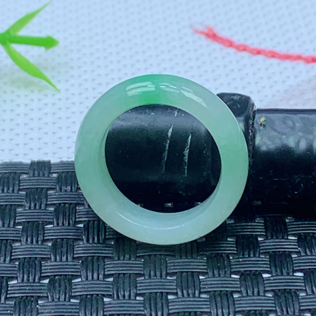 缅甸天然A货翡翠  飘阳绿素面玉戒圈戒指 内径16.2mm 编号1689