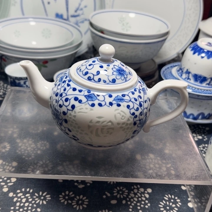 手绘雕刻福鱼茶壶
