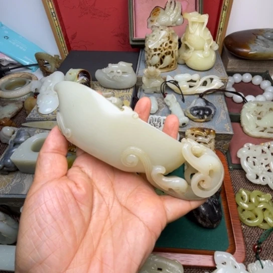 德***石和田玉未镶嵌颈饰