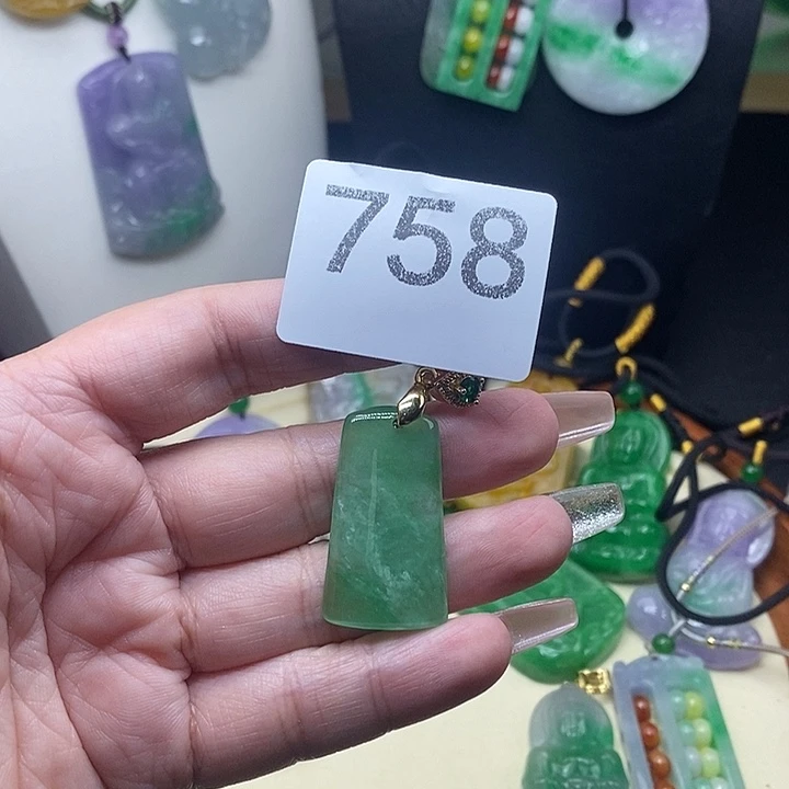 翡翠未镶嵌吊坠(赠链)