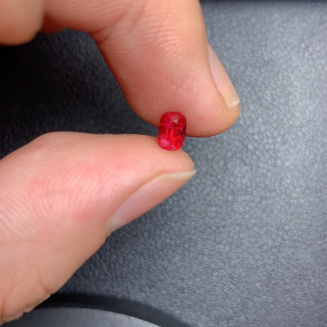 尖晶石裸石缅甸绝地0.755ct