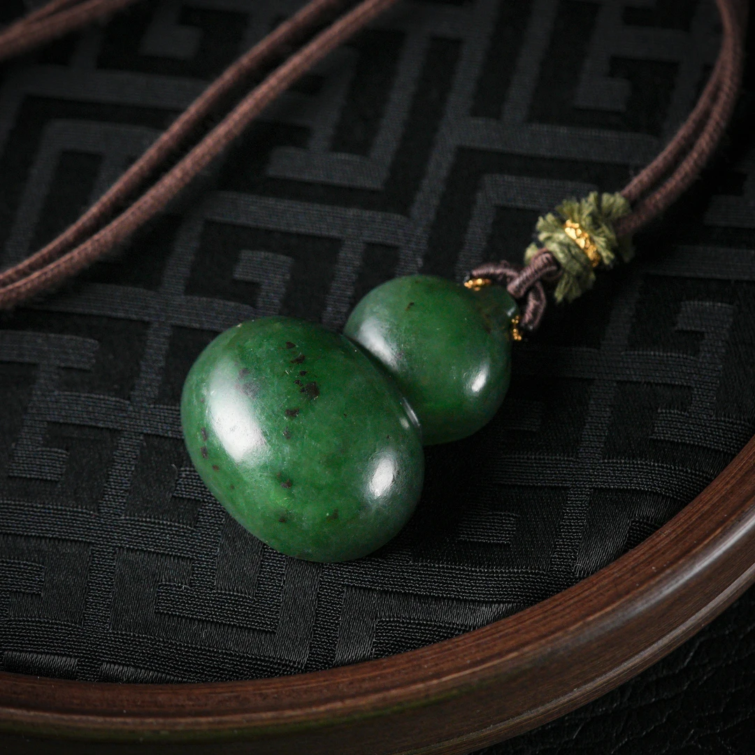 【诗蓉】喧和·典藏级和田玉老俄碧18K金葫芦AD3089尺寸约40*29*13
