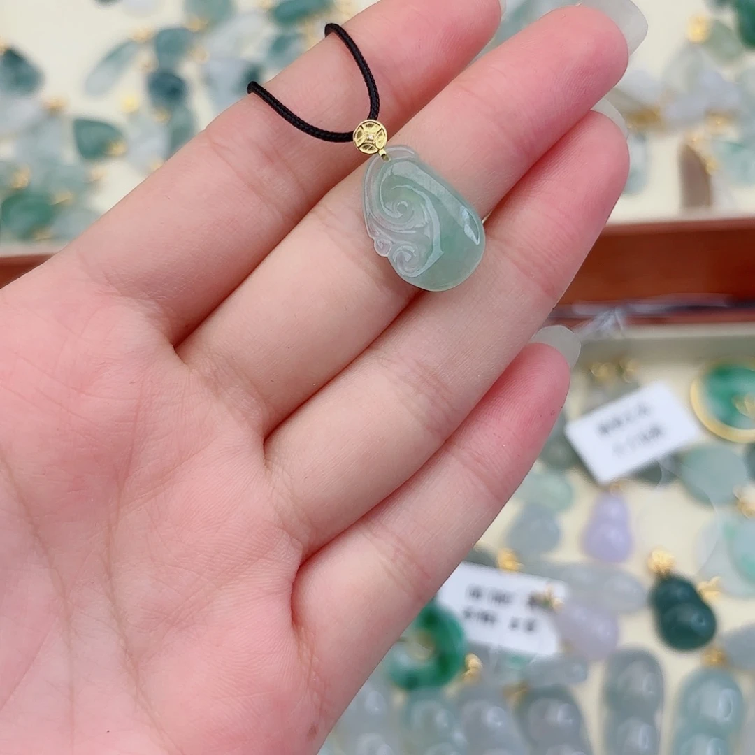 翡翠18K金镶嵌颈饰如意