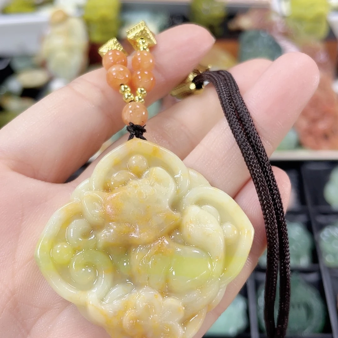 蛇纹石玉颈饰合金