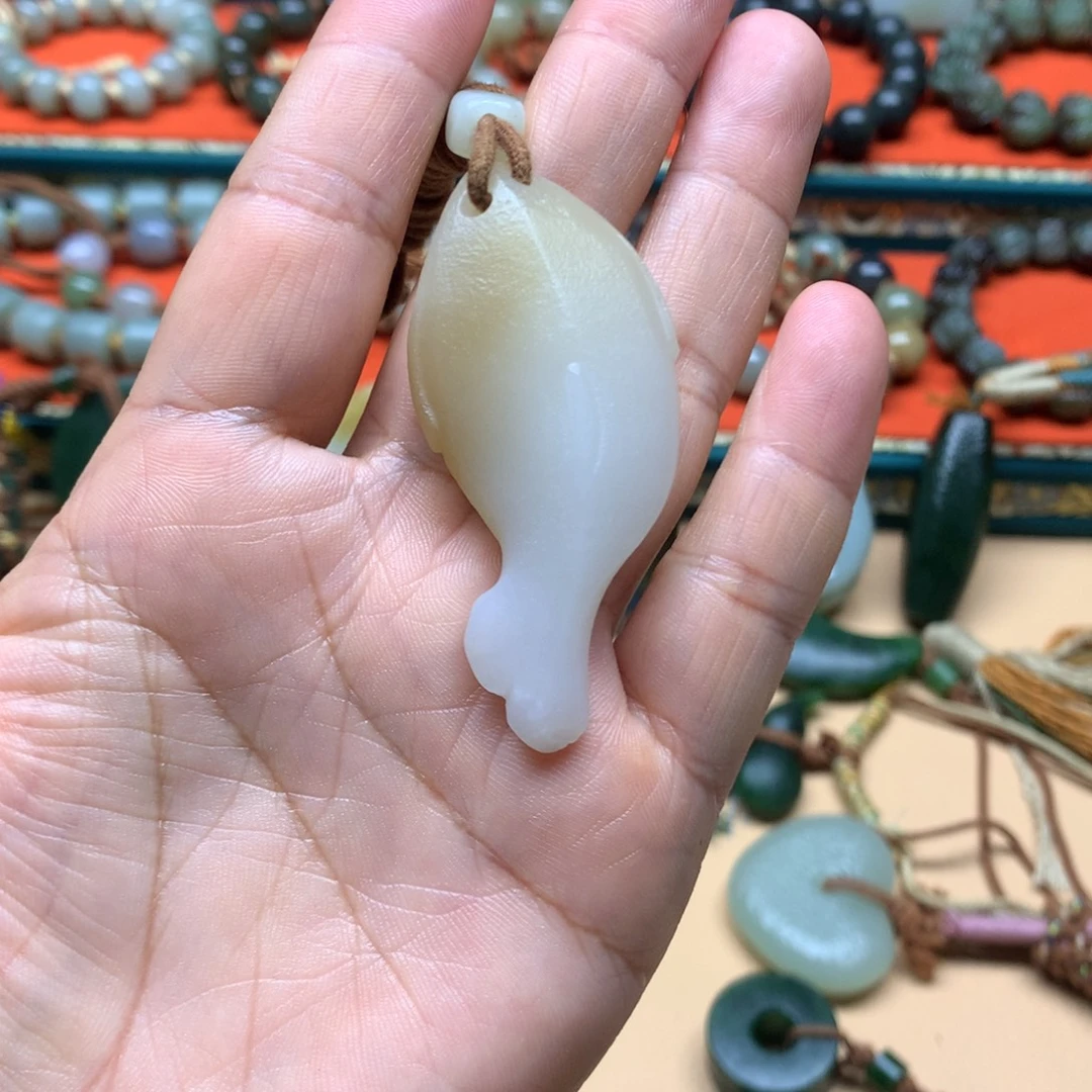 明***仔颈饰未镶嵌和田玉
