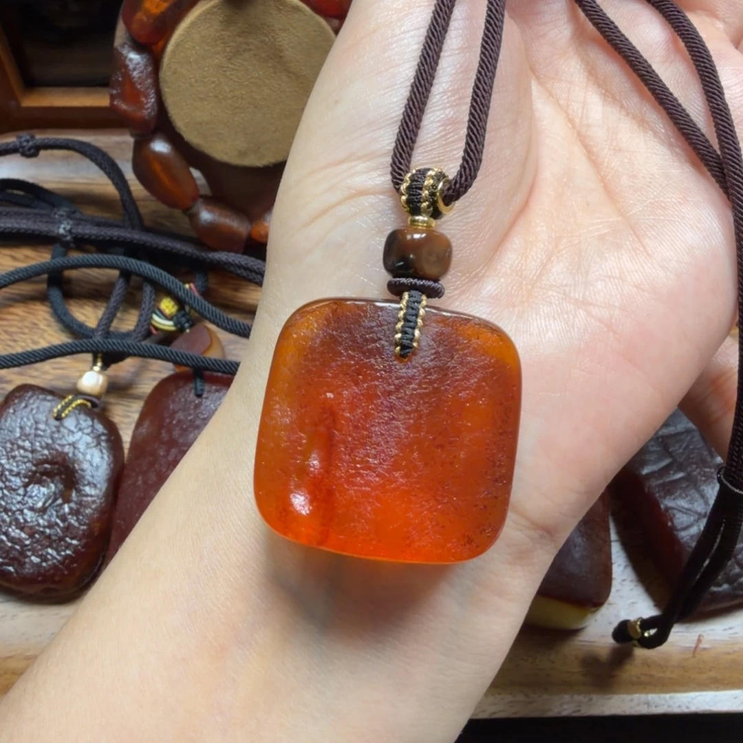 琥珀未镶嵌吊坠(赠链)