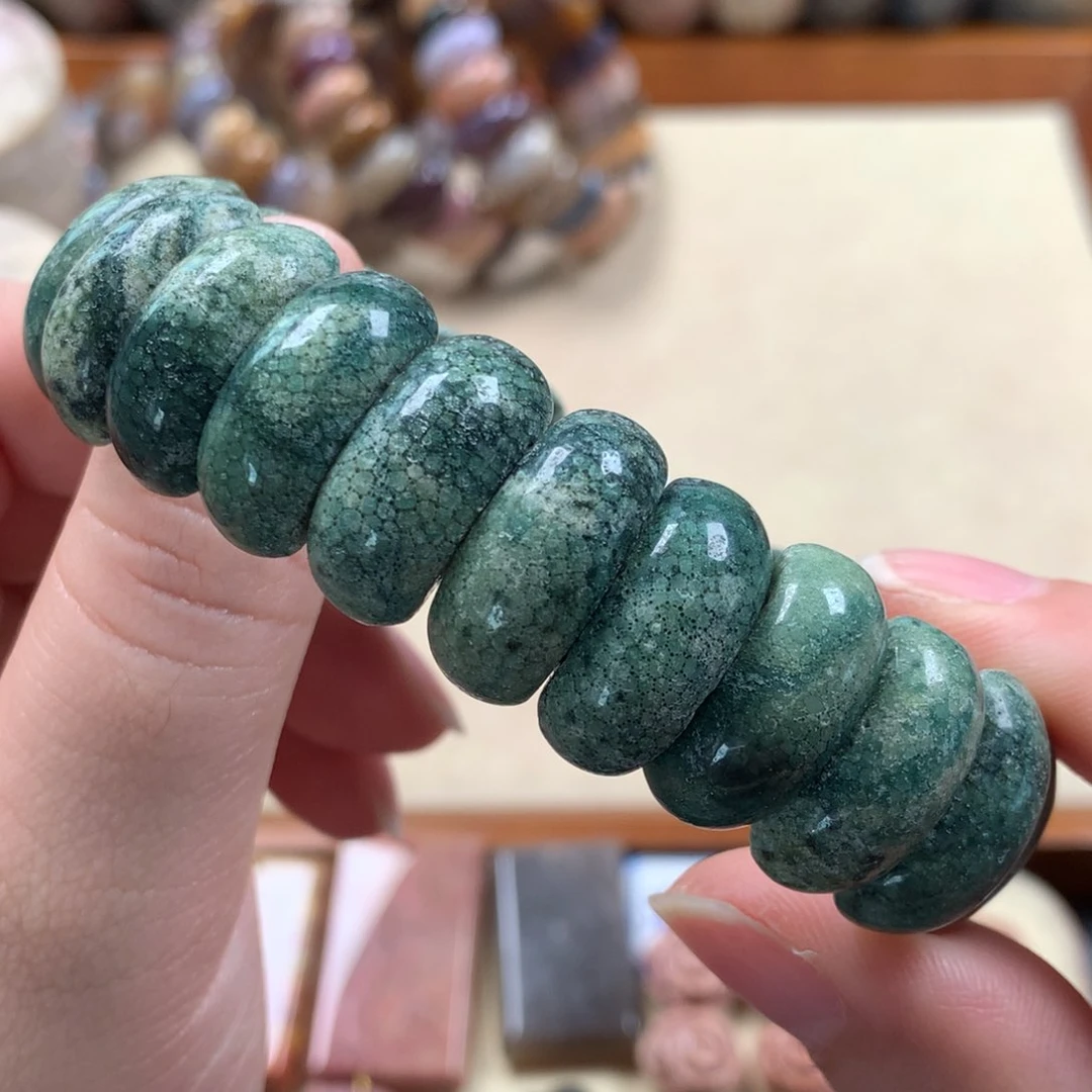 未镶嵌绿鱼籽月牙手排200/个。12硅化珊瑚（珊瑚玉）