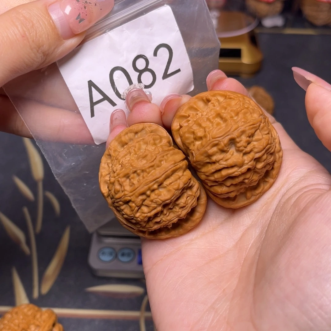 文玩核桃吊坠白狮子46