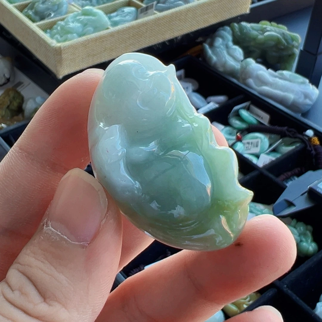 翡翠未镶嵌颈饰佛