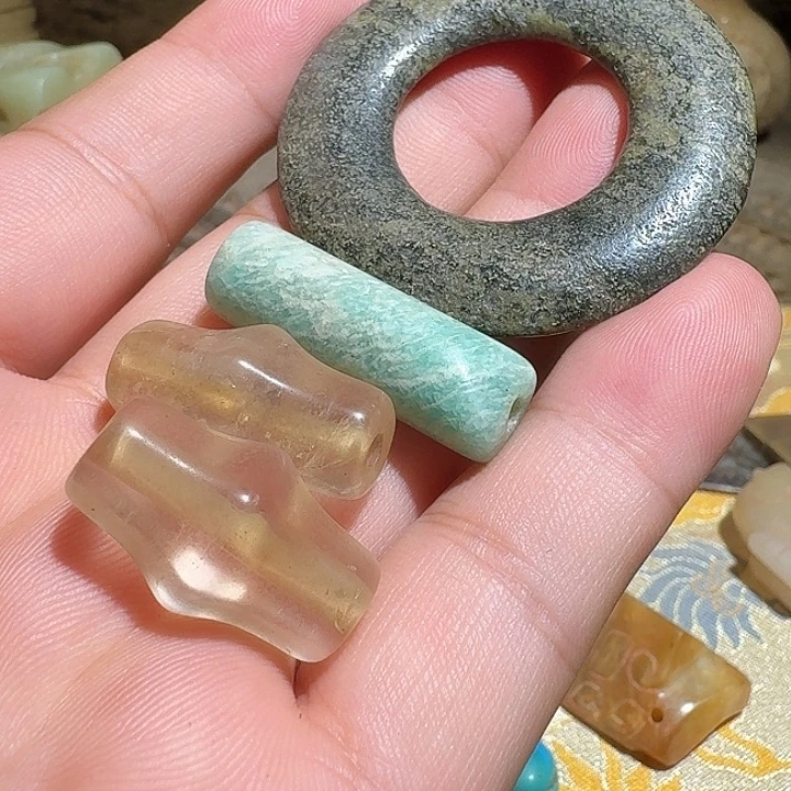 颈饰未镶嵌和田玉（糖玉）