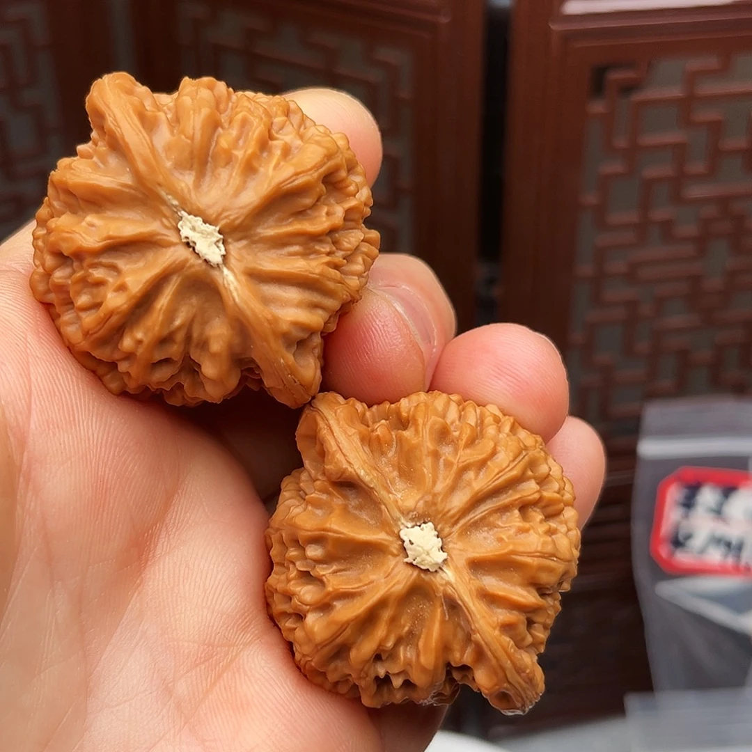 一***休文玩核桃把件宫灯