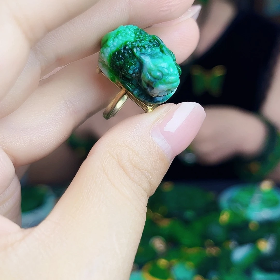 翡翠未镶嵌颈饰多样性