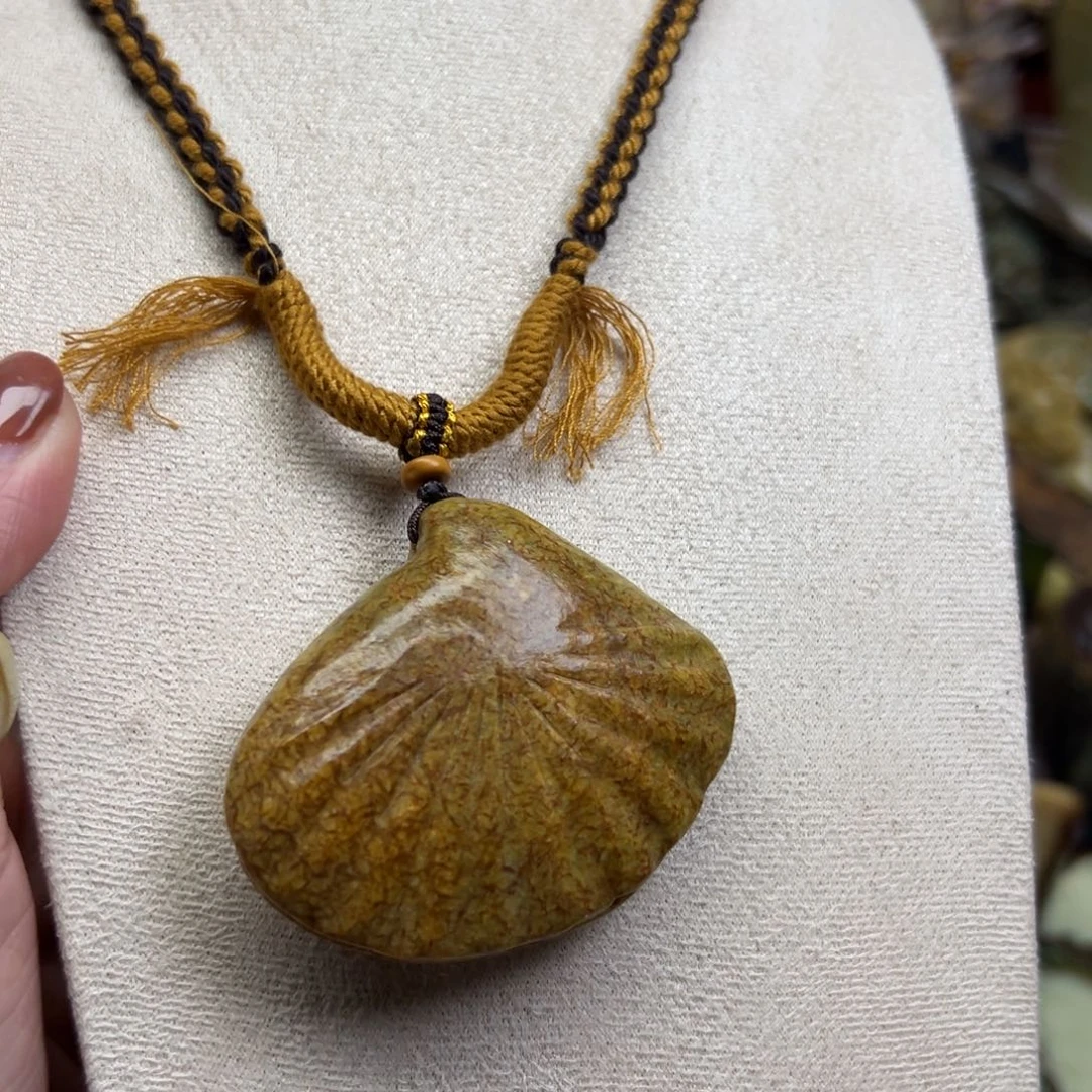 岫岩河磨玉（透闪石质玉）未镶嵌颈饰河磨玉辈辈富