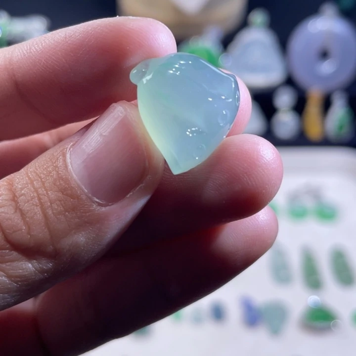 翡翠未镶嵌颈饰莲蓬