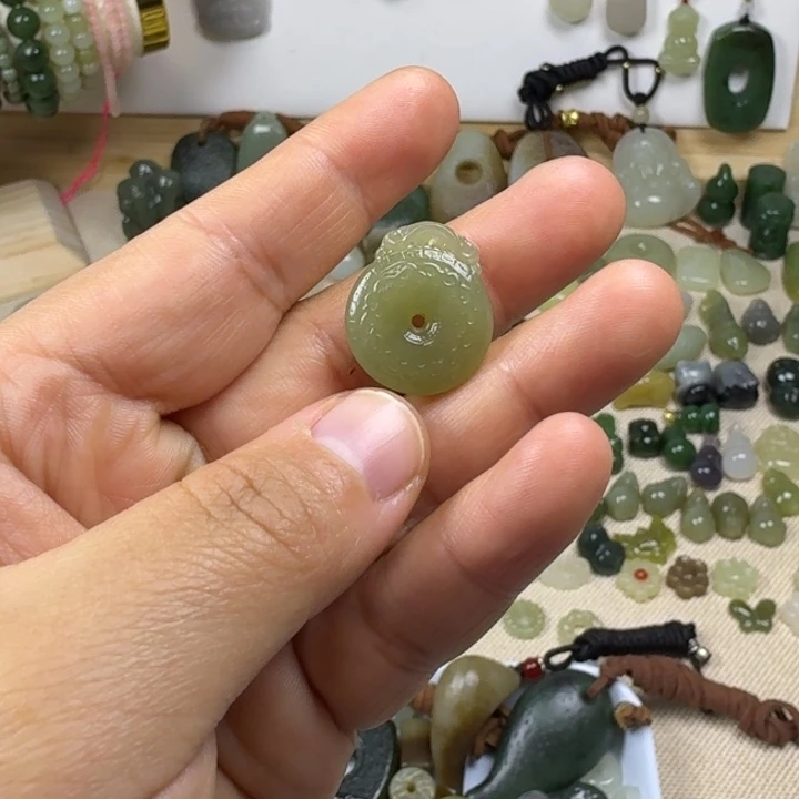 和田玉未镶嵌挂件