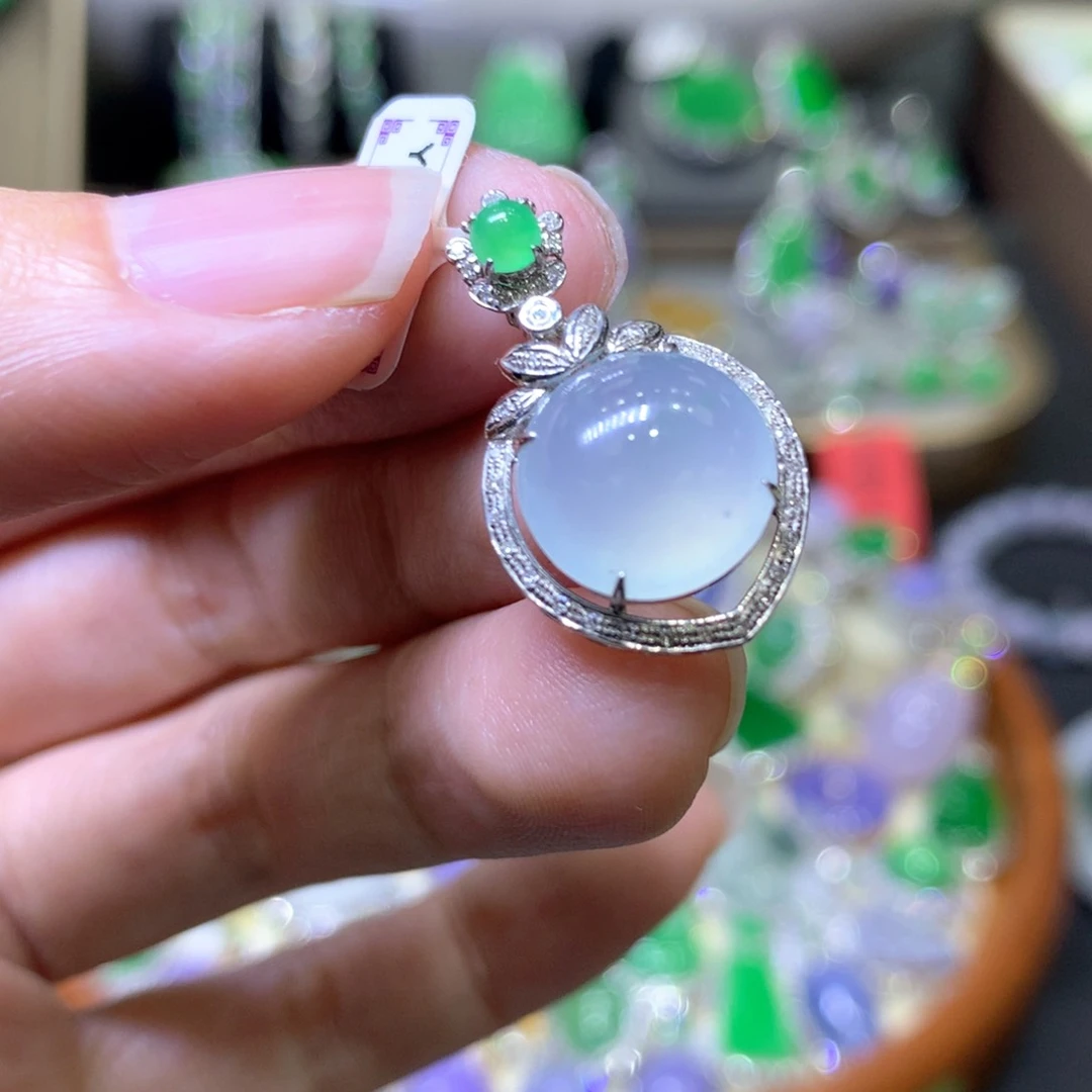 【闪购商品】翡翠颈饰18K金镶嵌翡翠吊坠项链