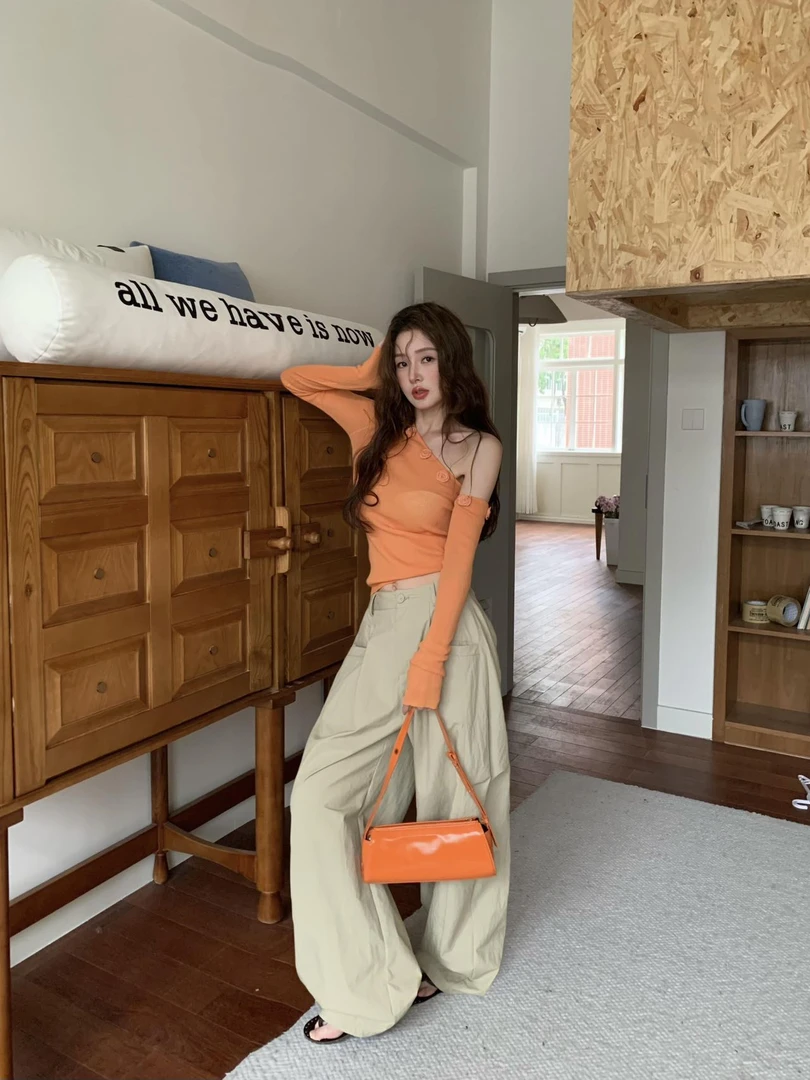 辣妹斜领立体花朵针织衫女夏薄款修身小众露肩上衣复古工装裤两件