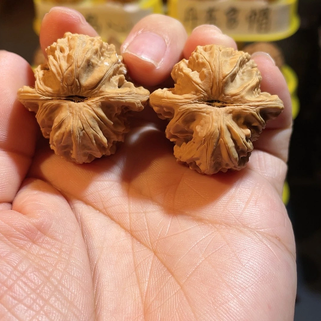 文玩核桃吊坠盘龙虎头