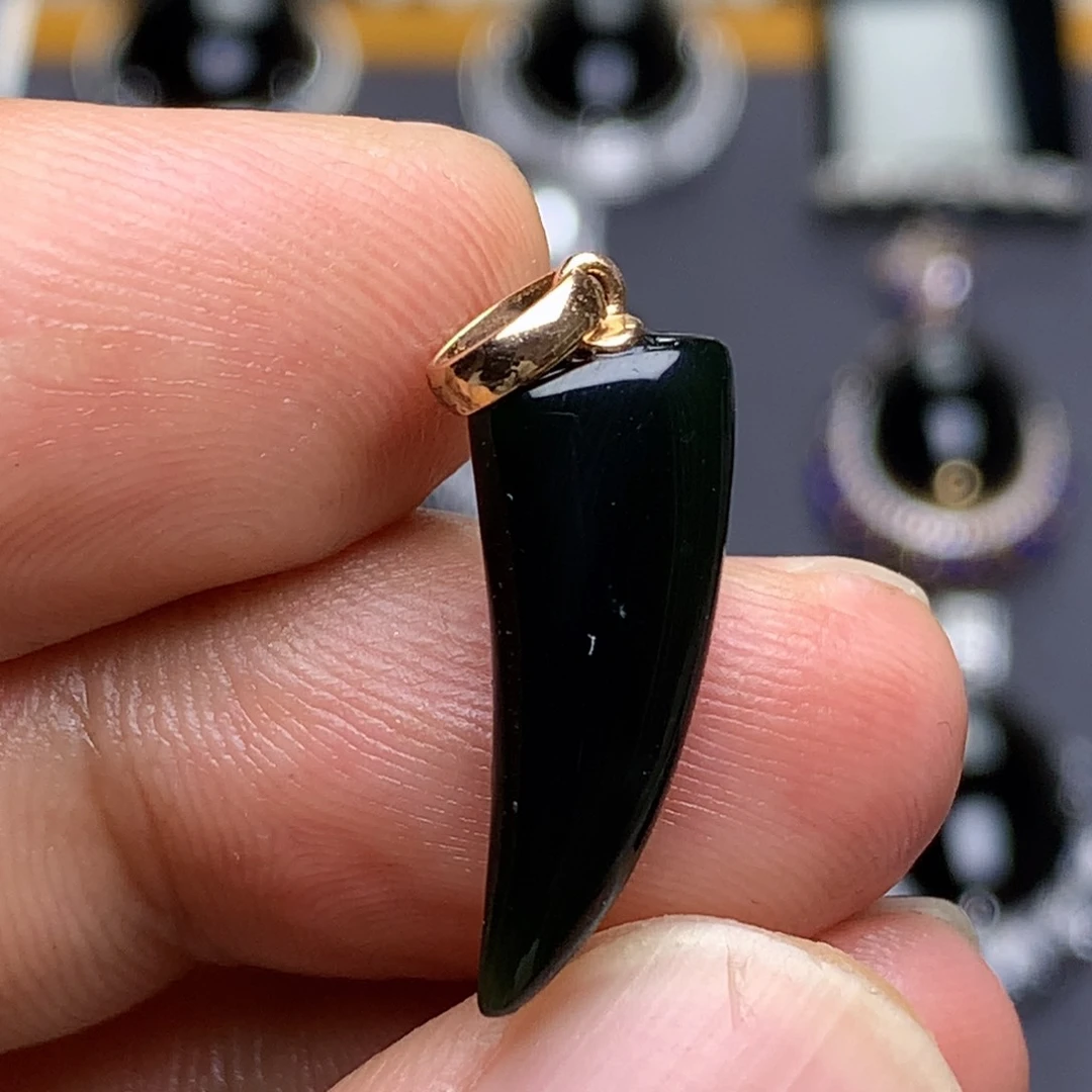 颈饰18K金镶嵌翡翠墨翠吊坠