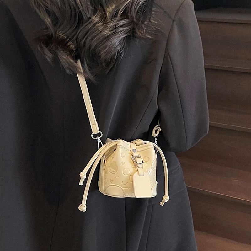 小众设计压花水桶包包女2025新款春季百搭通勤斜挎包时尚单肩小包