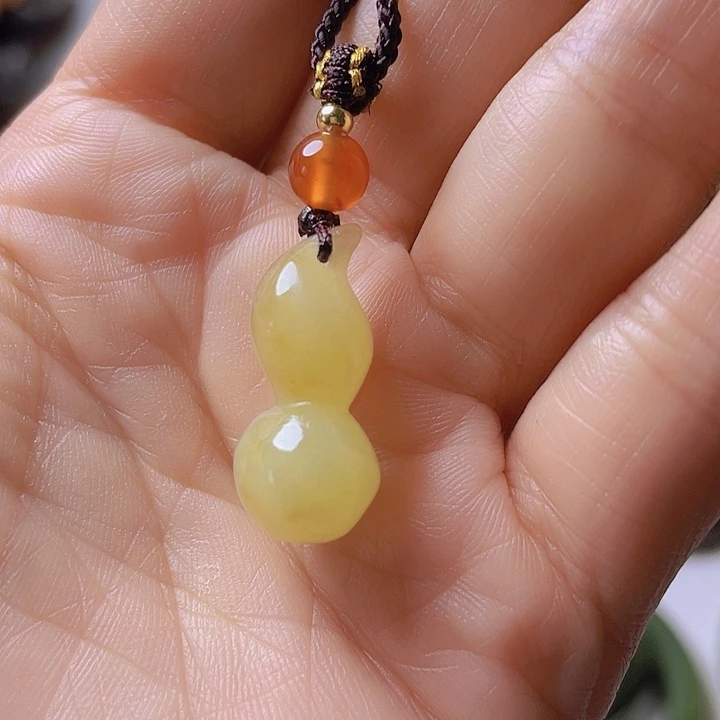 未镶嵌岫岩河磨玉（透闪石质玉）挂件