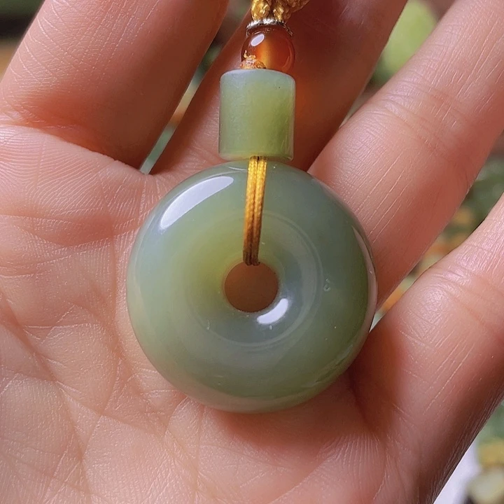 未镶嵌岫岩河磨玉（透闪石质玉）挂件